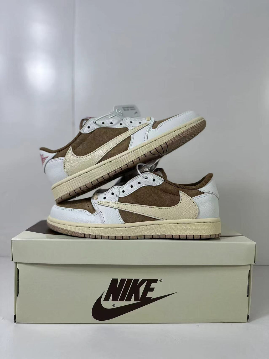 Jordan Travis Scott Air Jordan 1 Low Reverse Mocha Sneakers