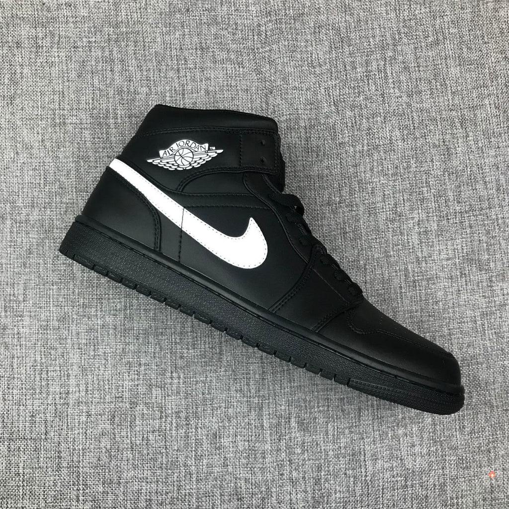 Jordan Air Jordan 1 Mid Black White 554724-049 Sneakers