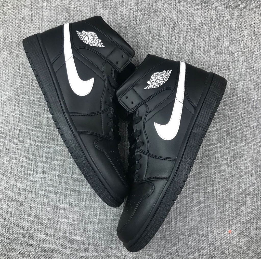Jordan Air Jordan 1 Mid Black White 554724-049 Sneakers