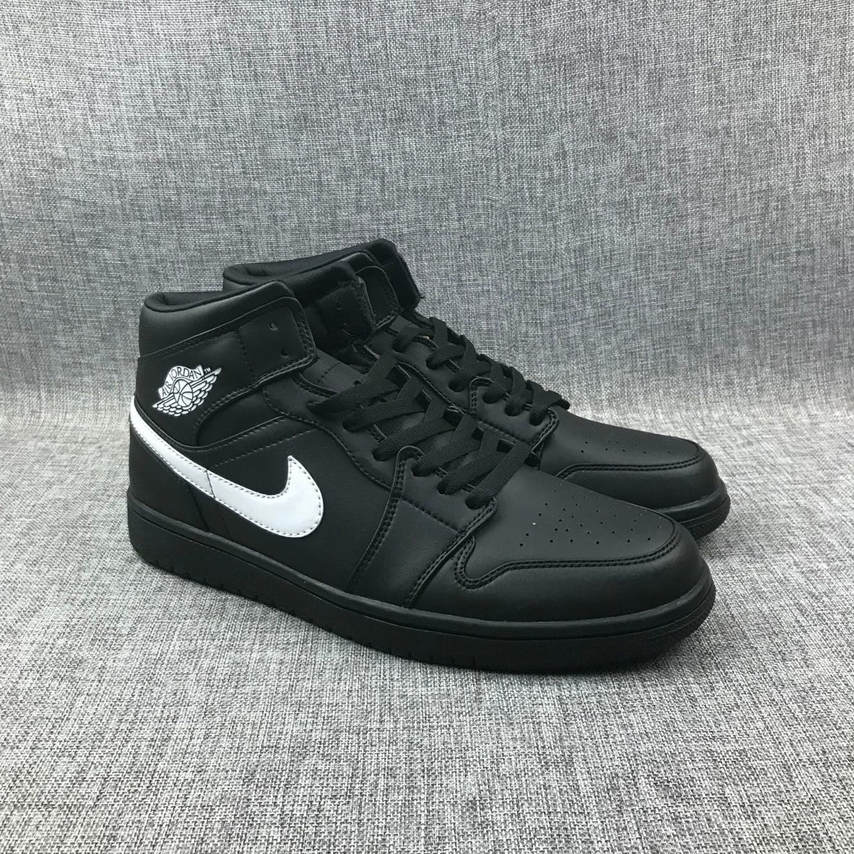 Jordan Air Jordan 1 Mid Black White 554724-049 Sneakers