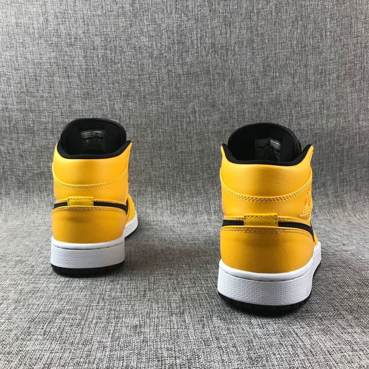 Jordan Air Jordan 1 Mid Yellow Black White 554724-700
