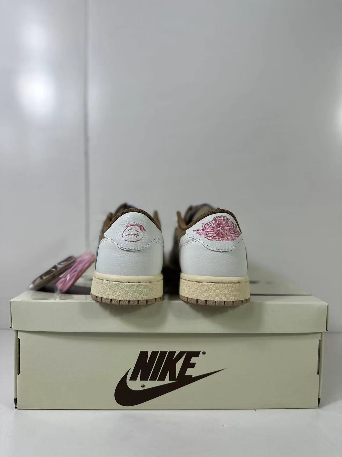 Jordan Travis Scott Air Jordan 1 Low Reverse Mocha Sneakers