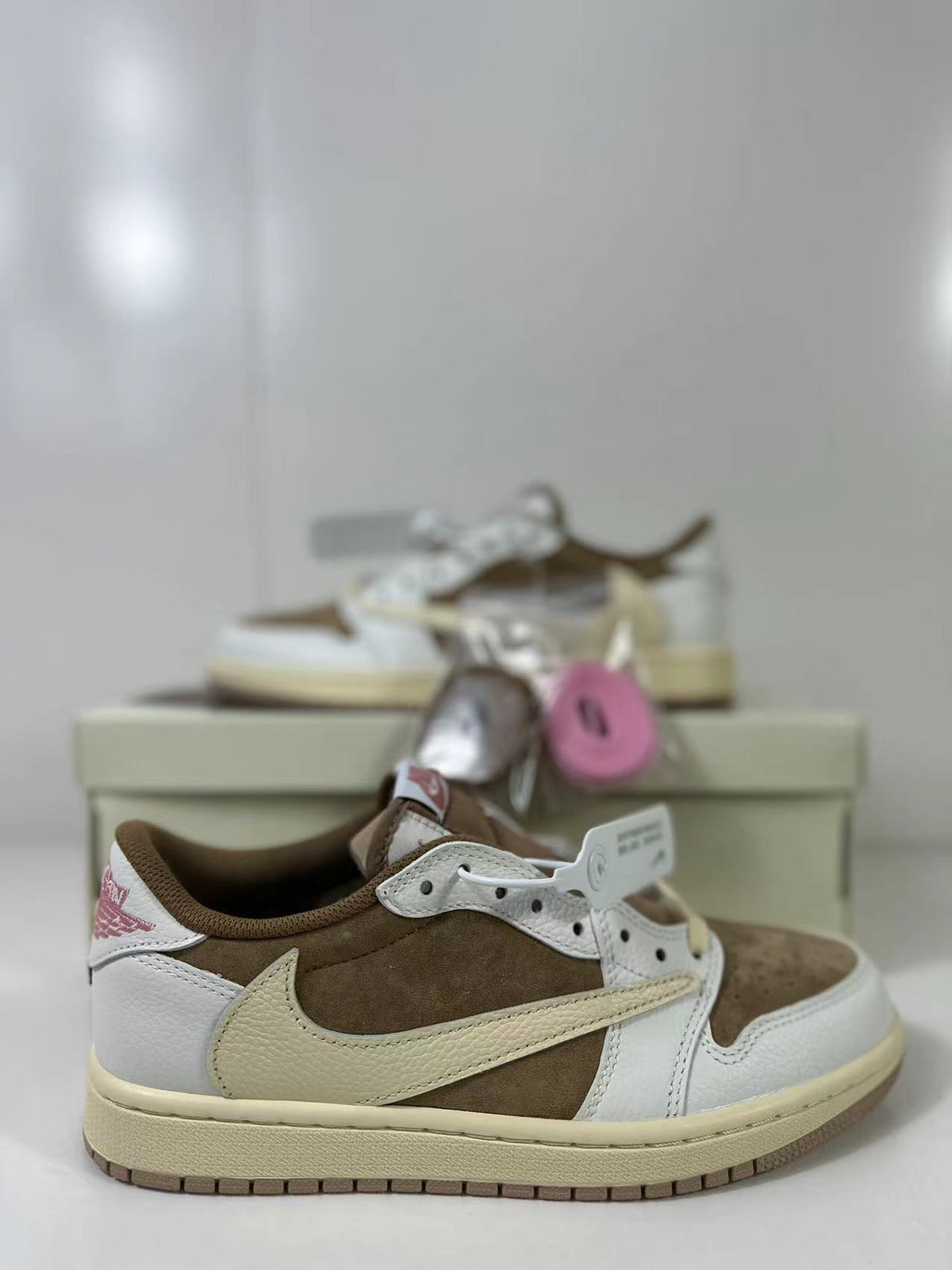 Jordan Travis Scott Air Jordan 1 Low Reverse Mocha Sneakers