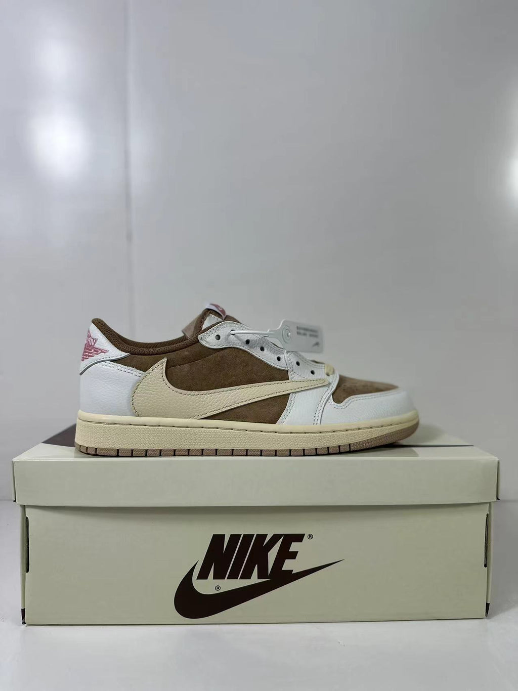 Jordan Travis Scott Air Jordan 1 Low Reverse Mocha Sneakers