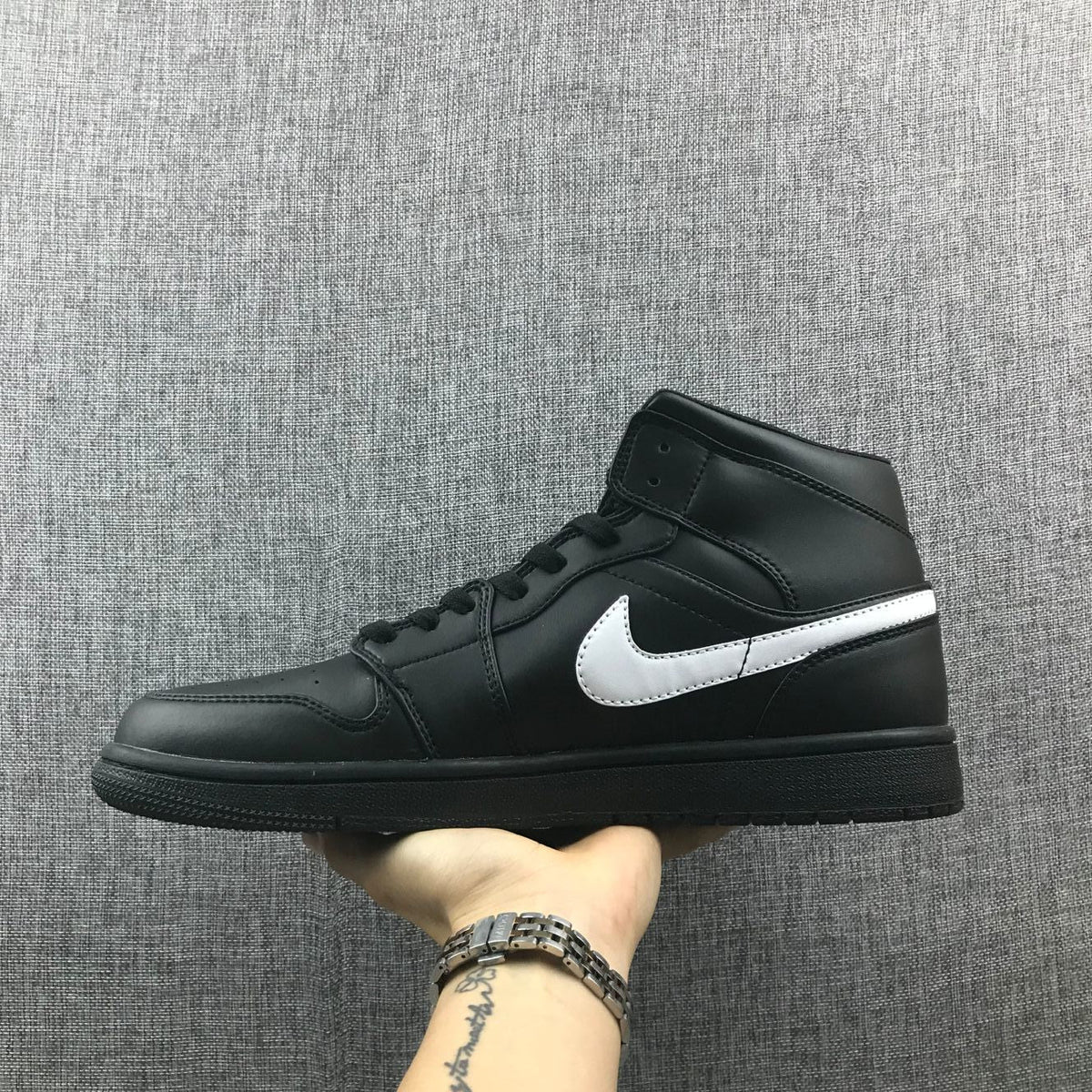 Jordan Air Jordan 1 Mid Black White 554724-049 Sneakers