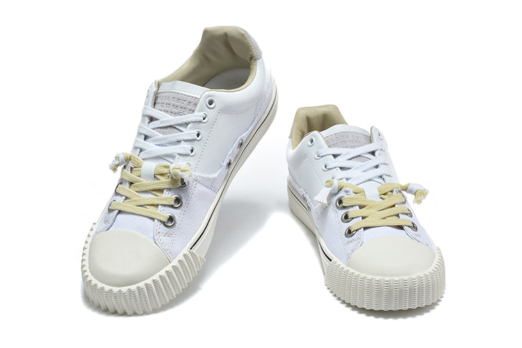 Low-Top White Canvas Sneakers with Contrast Laces