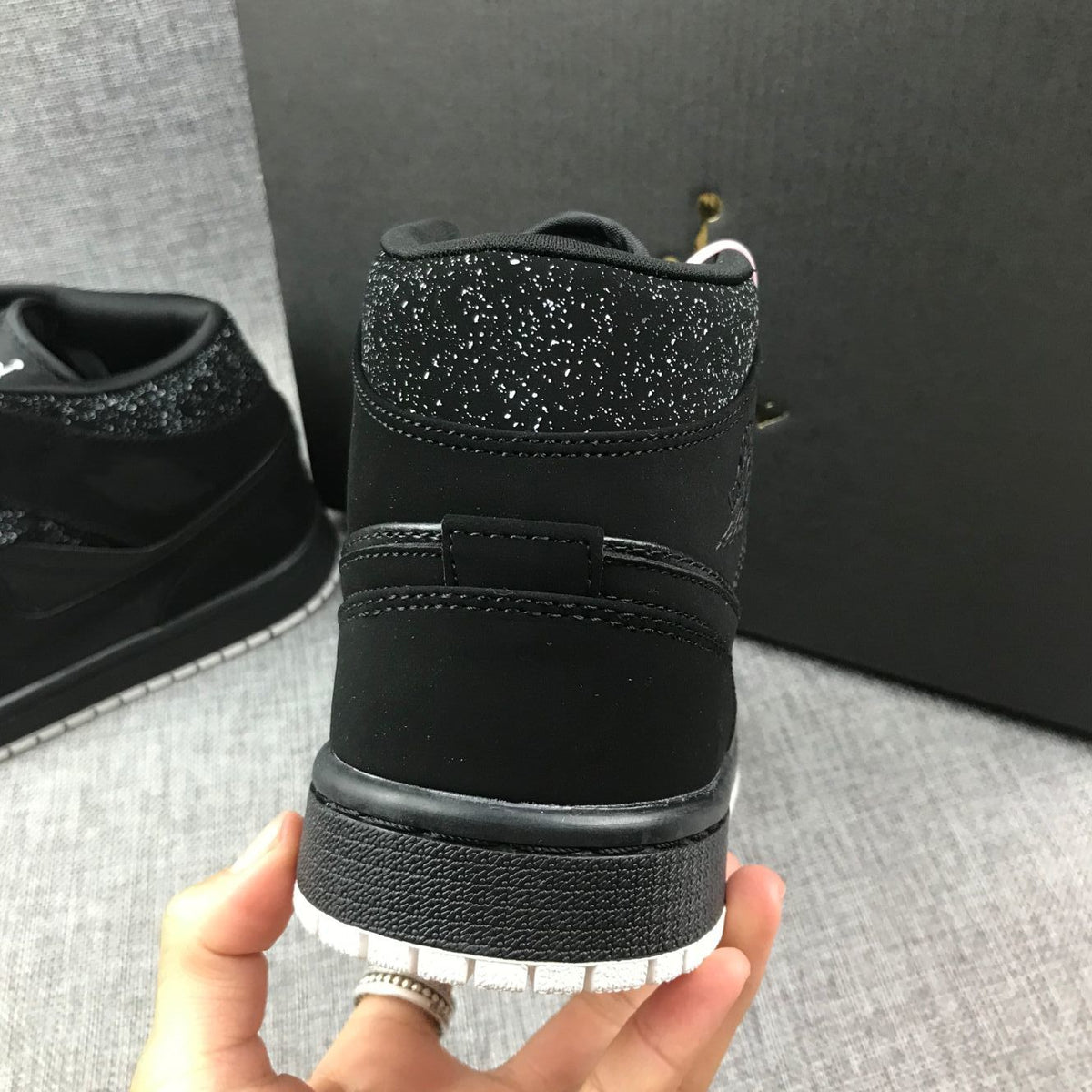 Jordan Air Jordan 1 Mid Black White 554724-001 Sneakers
