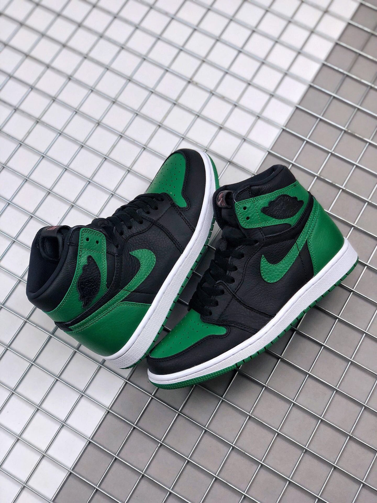 Air Jordan 1 High Pine Green Sneakers 555088-030