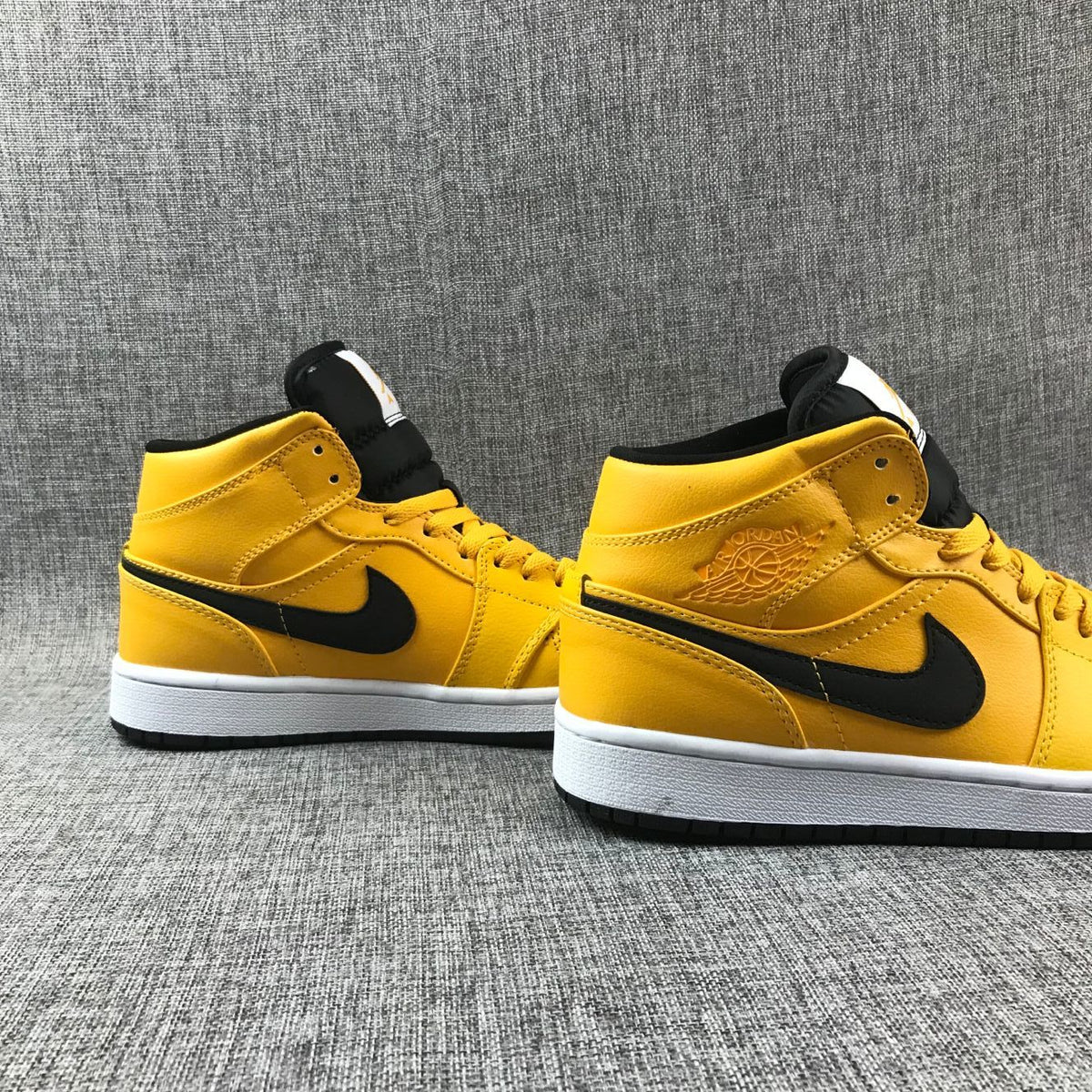 Jordan Air Jordan 1 Mid Yellow Black White 554724-700