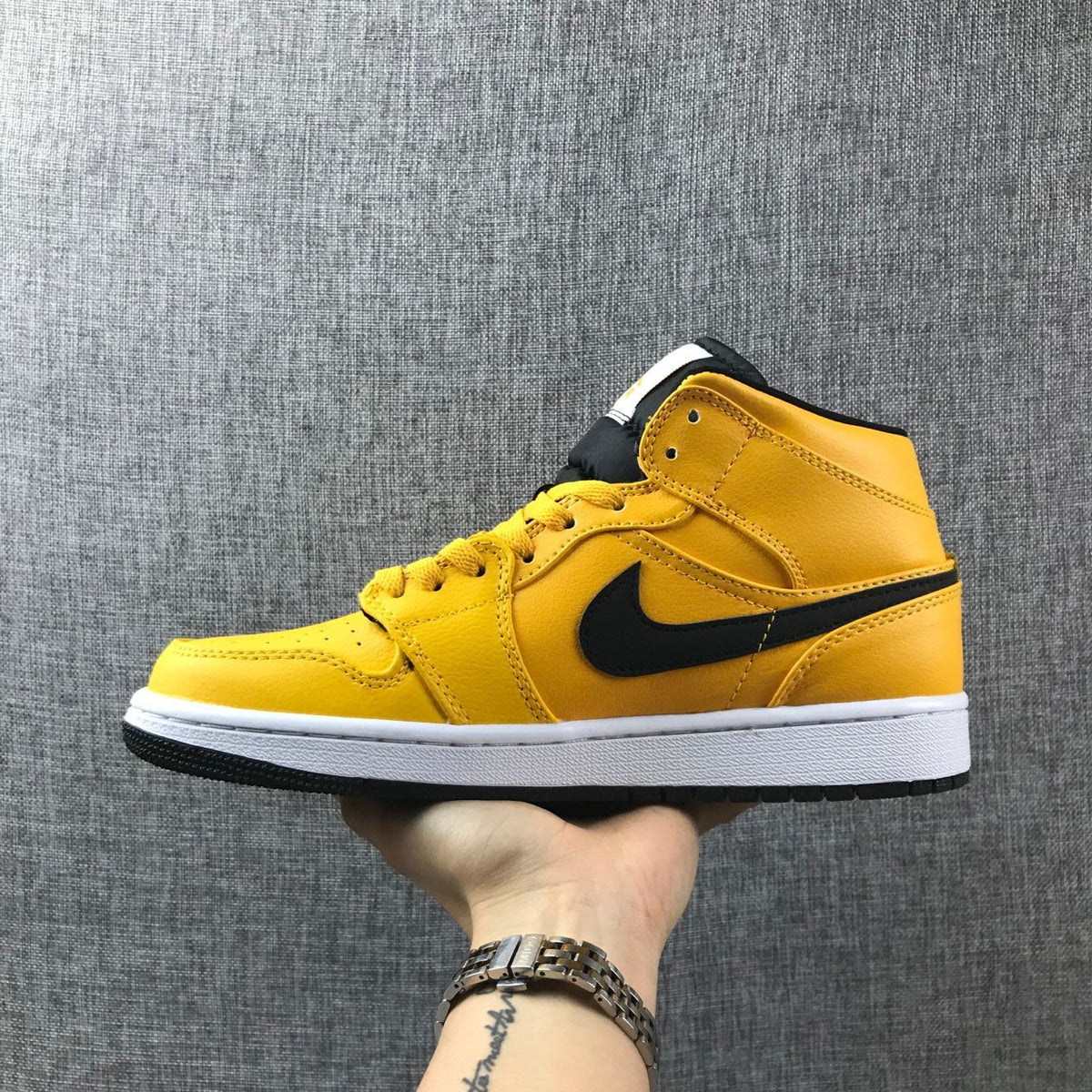 Jordan Air Jordan 1 Mid Yellow Black White 554724-700