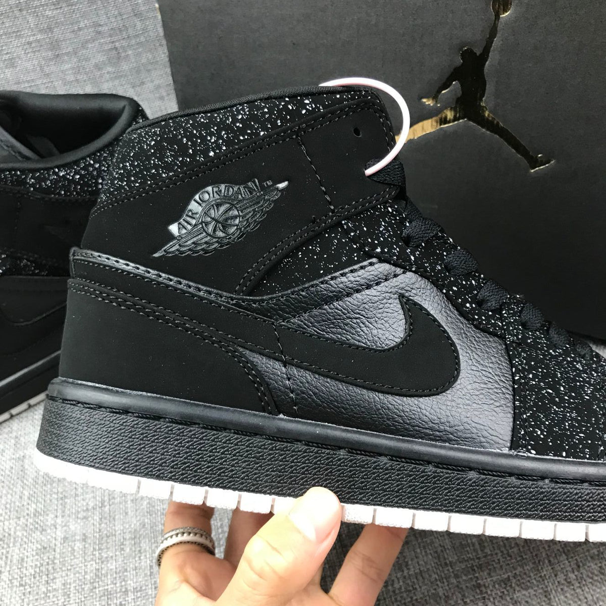 Jordan Air Jordan 1 Mid Black White 554724-001 Sneakers