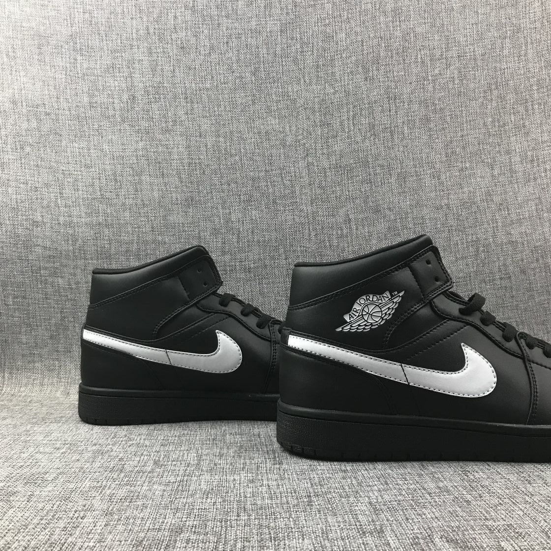 Jordan Air Jordan 1 Mid Black White 554724-049 Sneakers