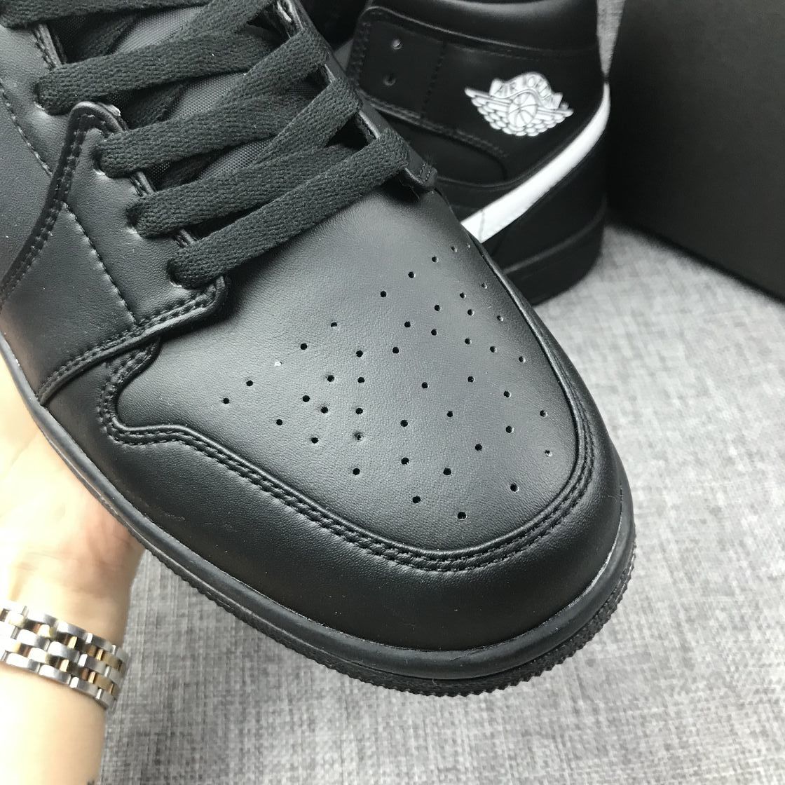 Jordan Air Jordan 1 Mid Black White 554724-049 Sneakers