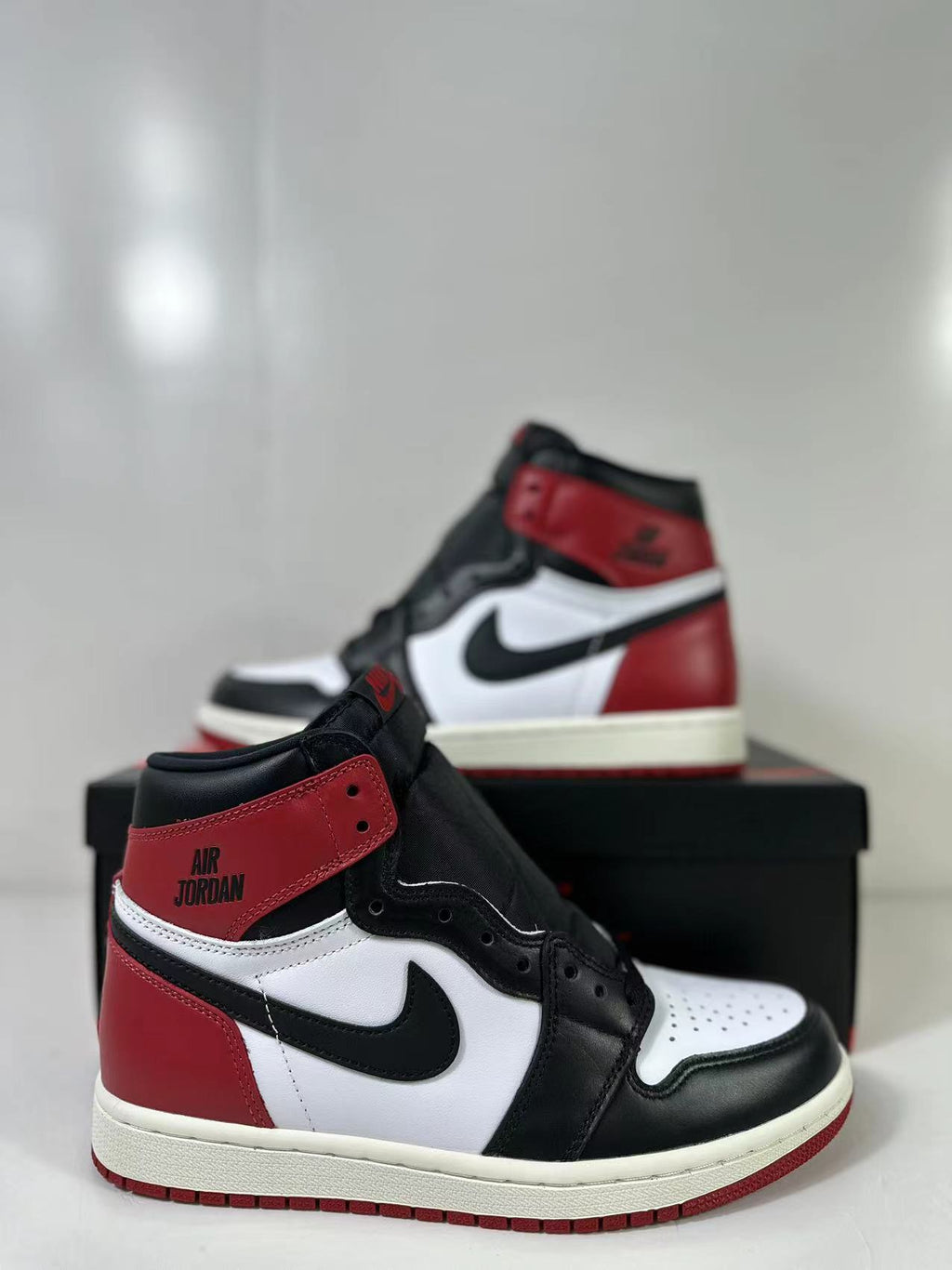 Jordan Air Jordan 1 High OG Black Toe DZ5485-106