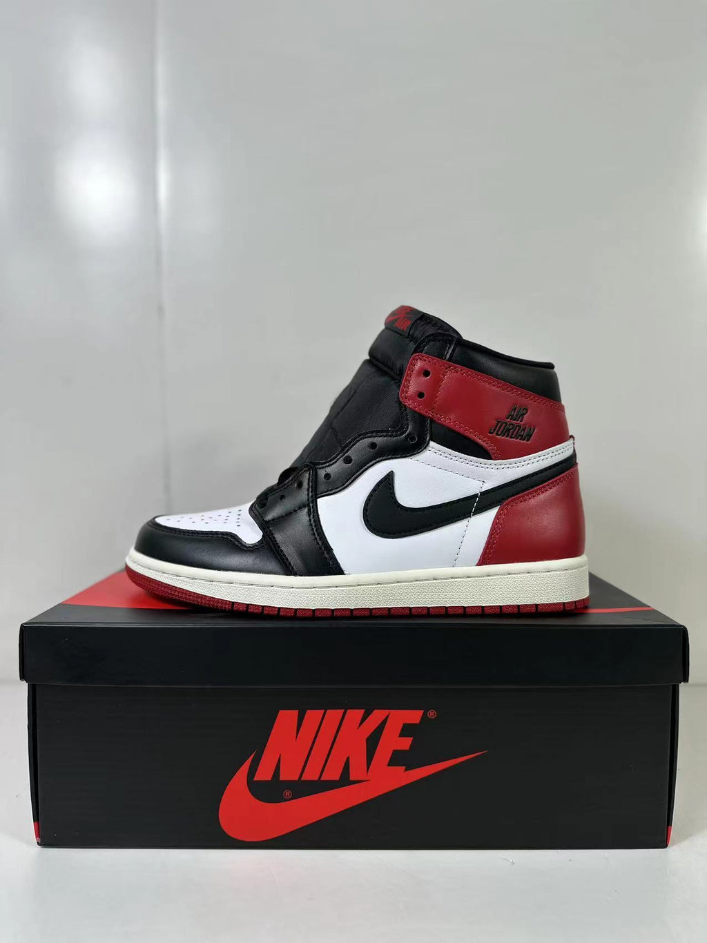 Jordan Air Jordan 1 High OG Black Toe DZ5485-106