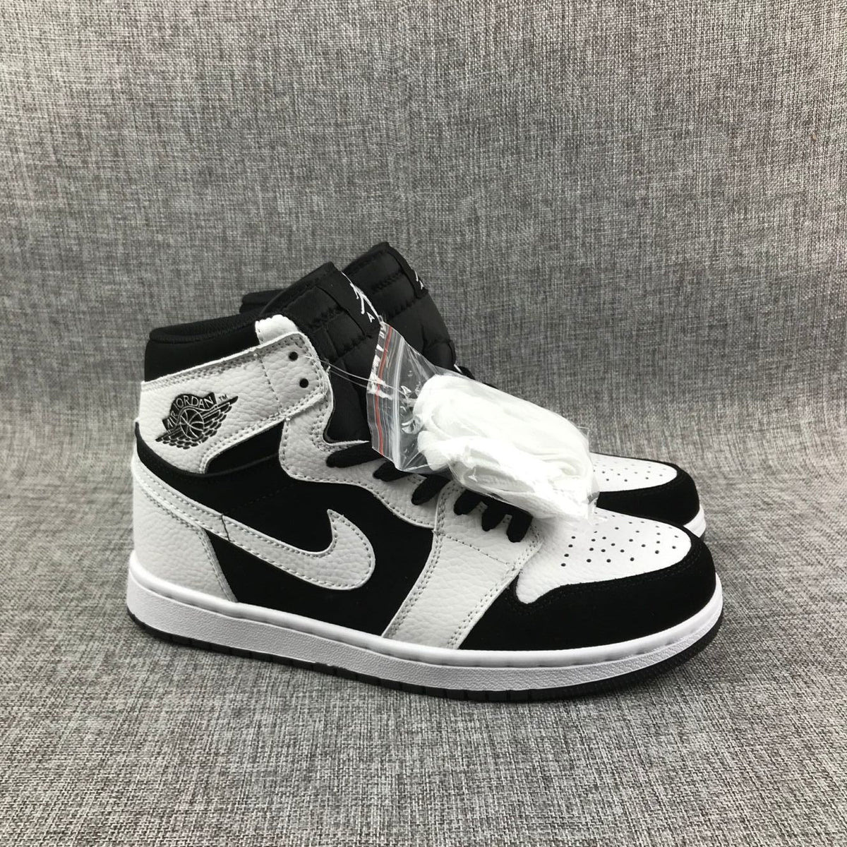 Jordan Air Jordan 1 High Black and White Sneakers 554724-113