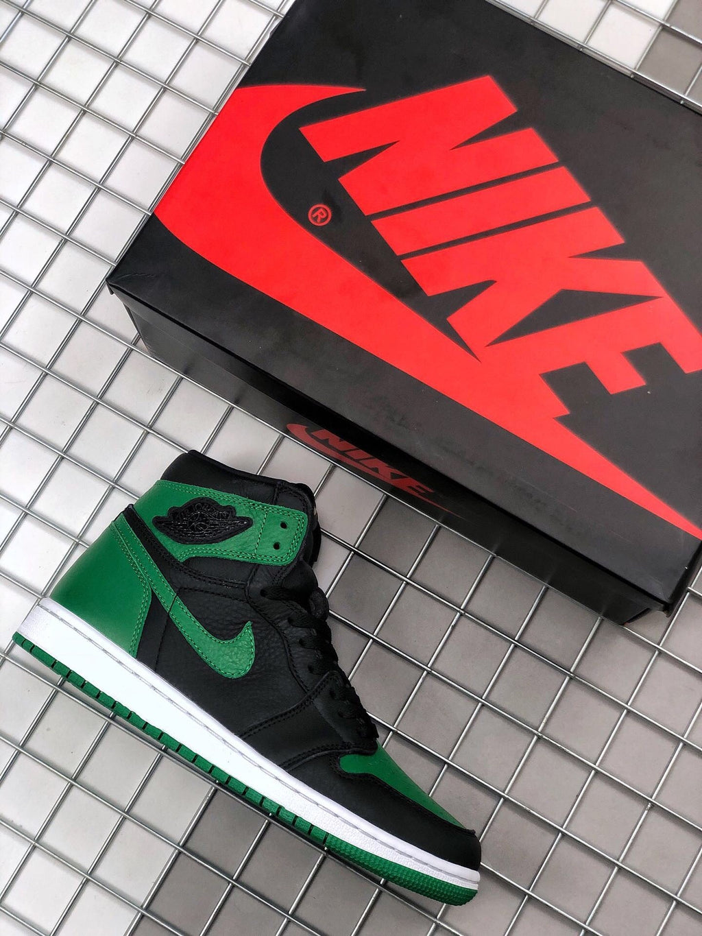 Air Jordan 1 High Pine Green Sneakers 555088-030