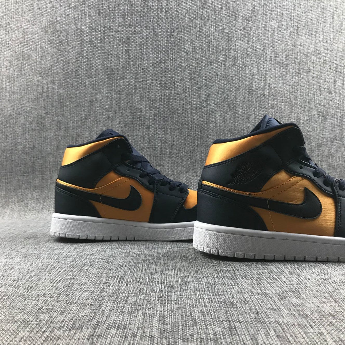 Jordan 1 Mid SE Black Gold Sneakers 852542-401