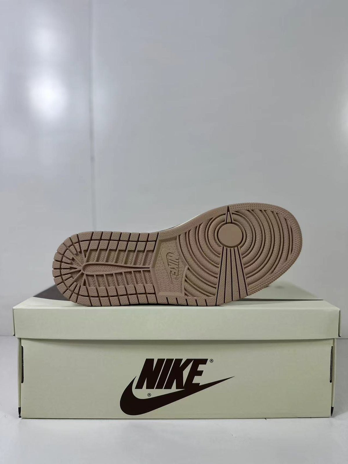 Jordan Travis Scott Air Jordan 1 Low Reverse Mocha Sneakers