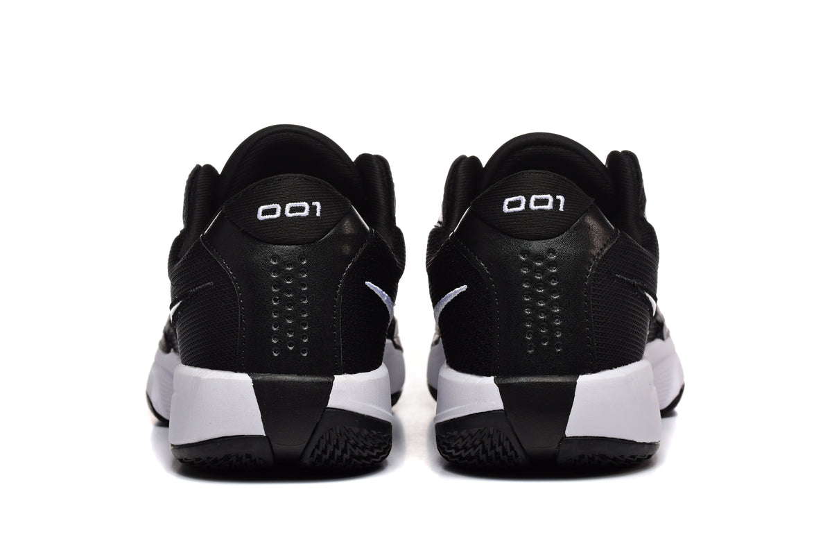 Nike 872-25 Black and White Low-Top Sneakers